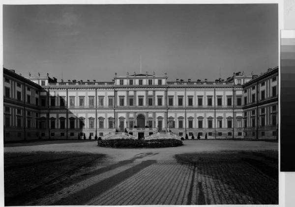 Monza - villa Reale - facciata principale - corte