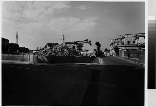 Monza - via Pacinotti - demolizione di un edificio - centro abitato