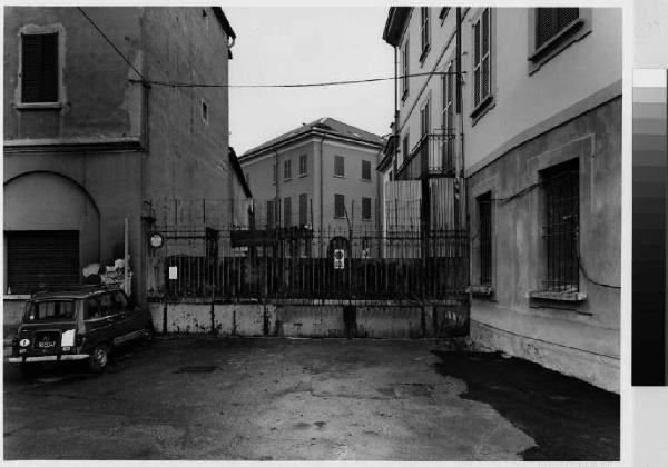 Monza - via de' Tintori - abitazioni - cancello