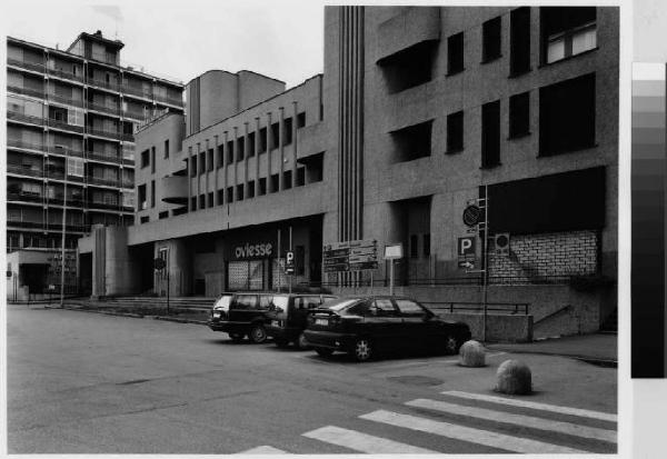 Monza - via Gramsci - edificio per uffici e commercio - supermercato Oviesse - parcheggio - automobili