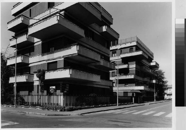 Monza - via Zanzi - edifici a torre - balconi aggettanti - strada