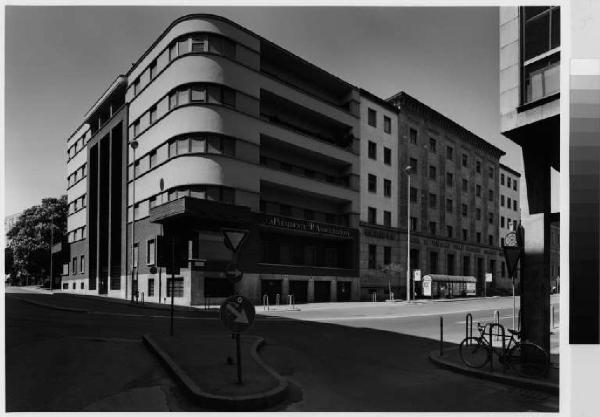 Monza - via degli Zavattari - palazzo per uffici in stile fascista - strada - banche e compagnie di assicurazioni