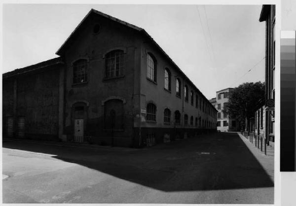 Monza - via Agnesi - capannone industriale