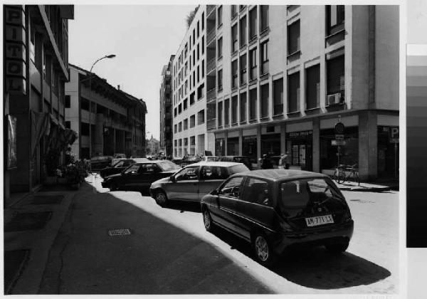 Monza - via Penati - centro urbano - automobili