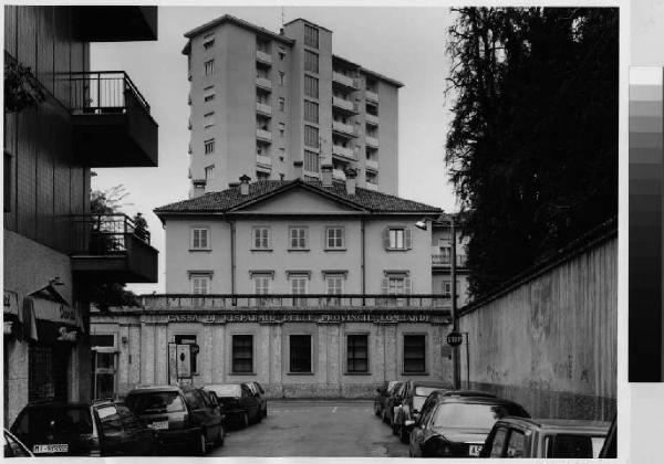 Monza - via Pesa del Lino - villa Pennati - edificio della Banca Cariplo - edificio a torre