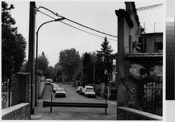 Monza - via Grazie Vecchie - casa in degrado - auto parcheggiate