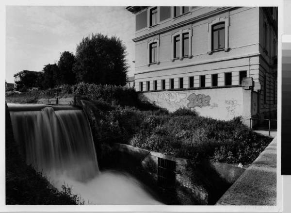 Monza - via Borgazzi, piazzetta Filicaia - canale Villoresi - cascata - palazzo