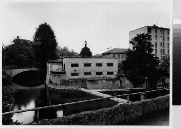 Monza - diramazione in città del fiume Lambro - Lambretto - insediamento industriale - edificio a torre - ponte
