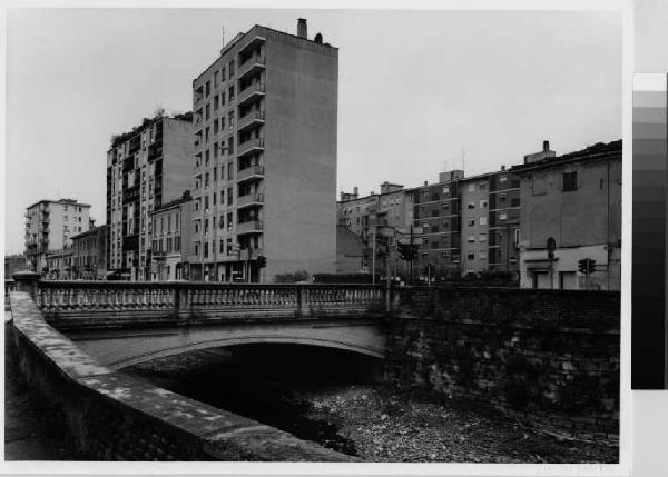 Monza - diramazione in città del fiume Lambro - Lambretto - ponte - via A. Visconti - edificio a torre - edifici in linea