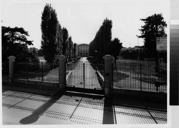 Monza - villa Parravicini Barbò - Collegio della Guastalla - viale d'accesso - cancello