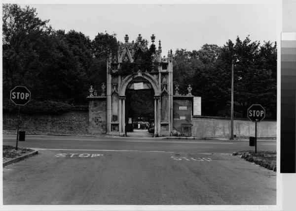 Monza - parco di Monza - ingresso neo-gotico - incrocio stradale