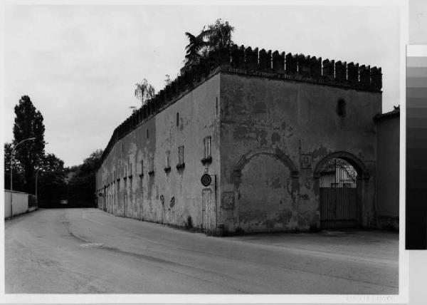 Monza - parco di Monza - villa Tornamento - cancello di ingresso - muro perimetrale merlato