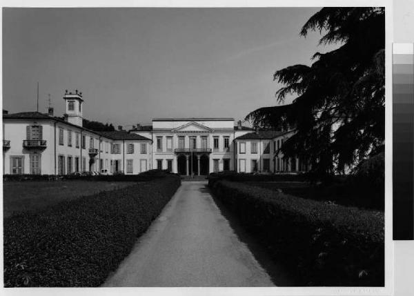 Monza - parco di Monza - villa Mirabello - facciata frontale - viale di ingresso