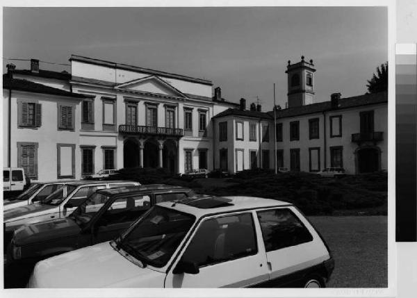 Monza - parco di Monza - villa Mirabello - corpo centrale della facciata - automobili parcheggiate