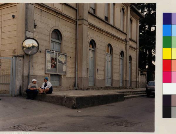 Bernareggio - oratorio di San Mauro - scalinata esterna - ragazzi