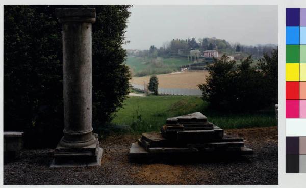 Carate Brianza - villa Beldosso - parco - campi agricoli - ruderi in primo piano