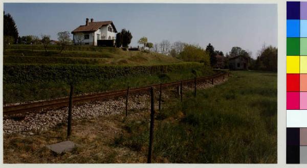 Carate Brianza - località di Riverio - villa - collina nei pressi della linea ferroviaria