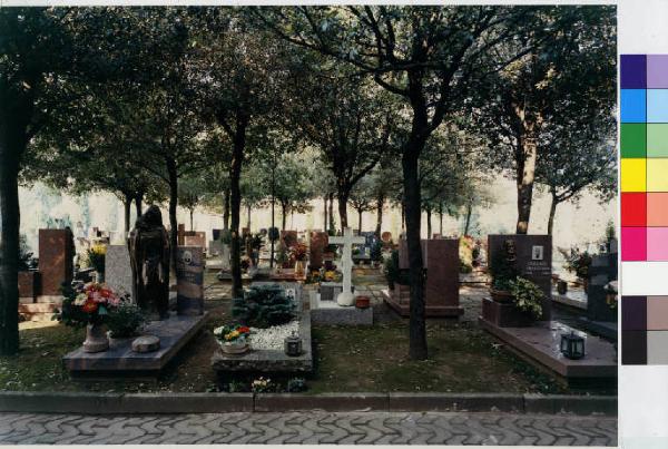 Carnate - cimitero - tombe - alberi
