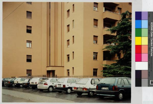 Macherio, via Matteotti - Edificio residenziale - Automobili parcheggiate