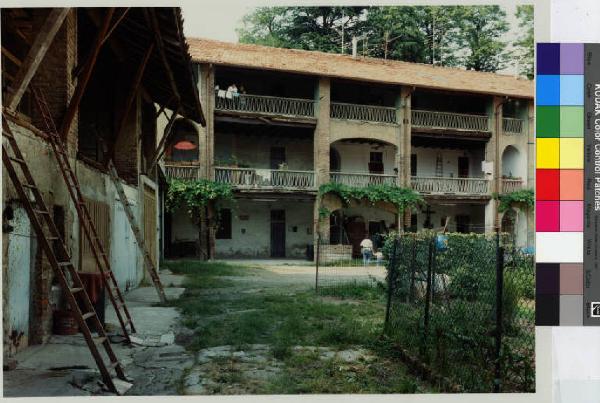 Mezzago - casa a corte Gerlè - cortile con ballatoi