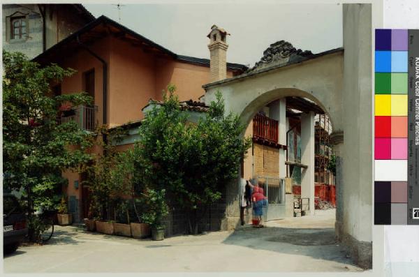 Mezzago - casa Perelli - ingresso alla corte rustica