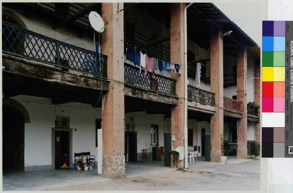 Mezzago - cascina Orobona - ballatoio - corte interna