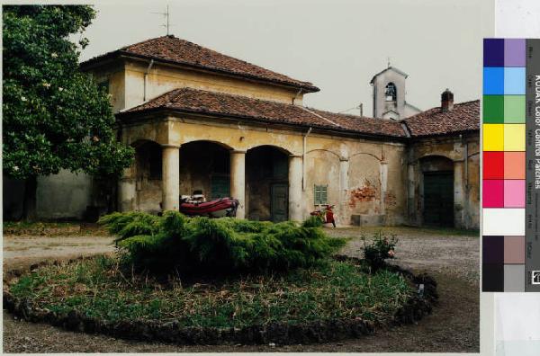 Sulbiate - villa Beretta - cortile interno