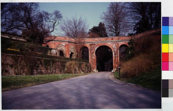 Lesmo - giardino di villa Somaglia "il Gerletto" - mura di cinta - archi