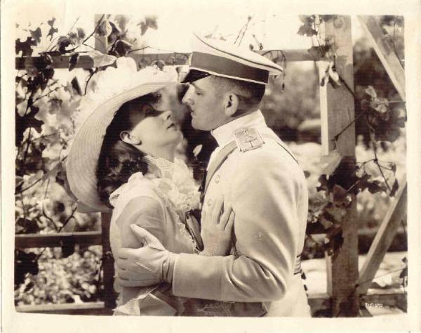 Scena del film "Anna Karenina" - regia Clarence Brown - 1935 - attori Greta Garbo e Fredric March