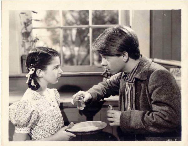 Scena del film "Tom Edison giovane" - regia di Norman Taurog - 1940 - attori Virginia Weidler e Mickey Rooney