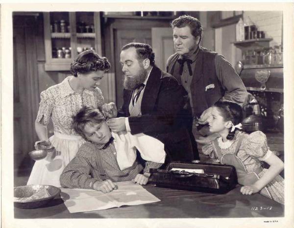 Scena del film "Tom Edison giovane" - regia di Norman Taurog - 1940 - attori Mickey Rooney, Virginia Weidler, Lloyd Corrigan, Fay Bainter, George Bancroft