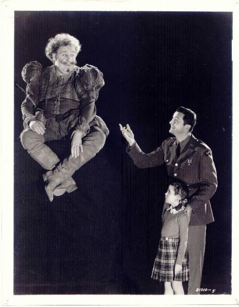Scena del film "Lo spettro di Canterville" - regia di Jules Dassin - 1944 - attori Margaret O'Brien, Charles Laughton e Robert Young