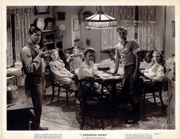 Scena del film "Mamma ti ricordo" - regia George Stevens - 1948 - attori Irene Dunne, Philip Dorn, Barbara Bel Geddes, Steve Brown, Peggy Mc Intyre e June Hedin