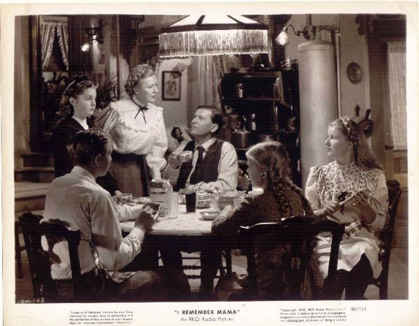 Scena del film "Mamma ti ricordo" - regia George Stevens - 1948 - attori Irene Dunne, Philip Dorn, Barbara Bel Geddes, Steve Brown, Peggy Mc Intyre e June Hedin