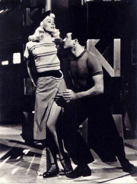 Scena del film "Parole e Musica" - regia di Norman Taurog - 1948 - attori Gene Kelly e June Allyson