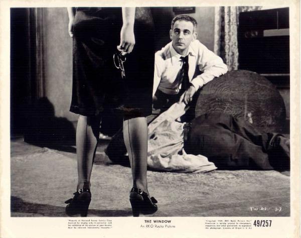 Scena del film "La finestra socchiusa" - regia Ted Tetzlaff - 1949 - attore Paul Stewart
