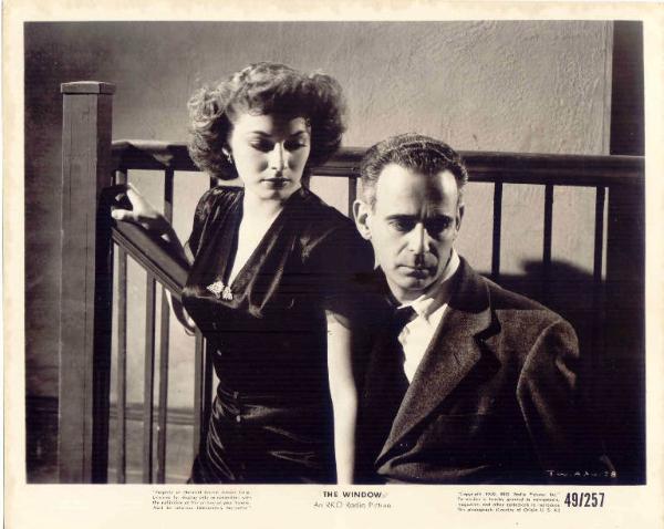 Scena del film "La finestra socchiusa" - regia Ted Tetzlaff - 1949 - attori Paul Stewart e Ruth Roman.
