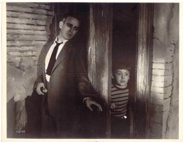 Scena del film "La finestra socchiusa" - regia Ted Tetzlaff - 1949 - attori Paul Stewart e Bobby Driscoll
