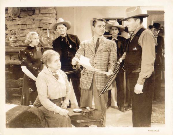 Scena del film "Hollywood Cowboy" - regia Ewing Scott - 1937 - attrici Maude Eburne e Cecilia Parke