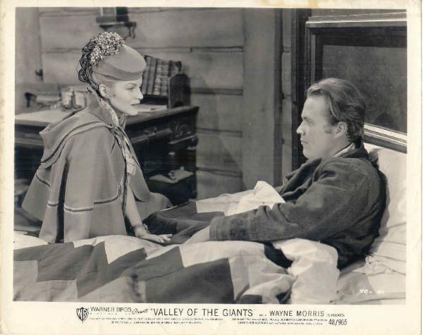 Scena del film "La valle dei giganti" - regia William Keighley - 1938 - attori Claire Trevor e Wayne Morris