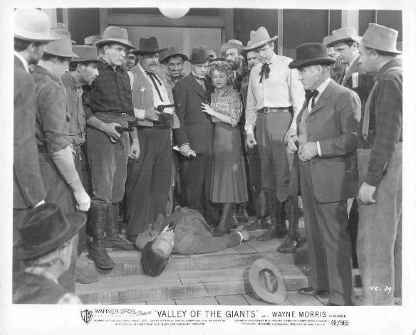 Scena del film "La valle dei giganti" - regia William Keighley - 1938 - attrice Claire Trevor