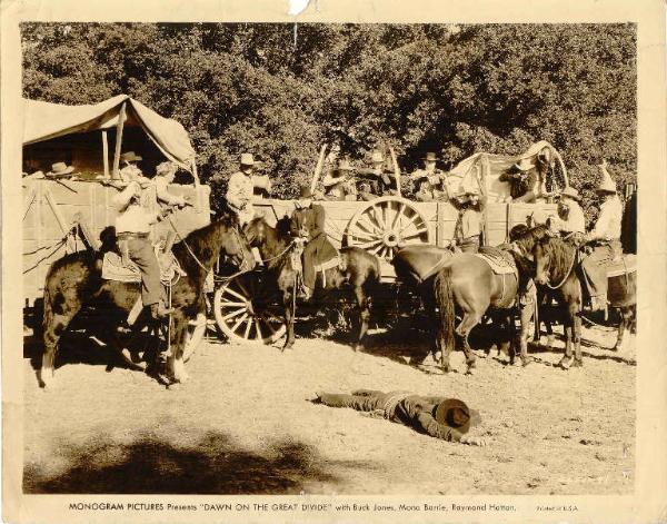 Scena del film "Dawn on the Great Divide" - regia Howard Bretherton - 1942