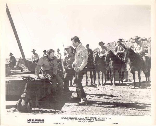Scena del film "Terra nera" - regia Albert S. Rogell - 1943 - attori John Wayne e Albert Dekker