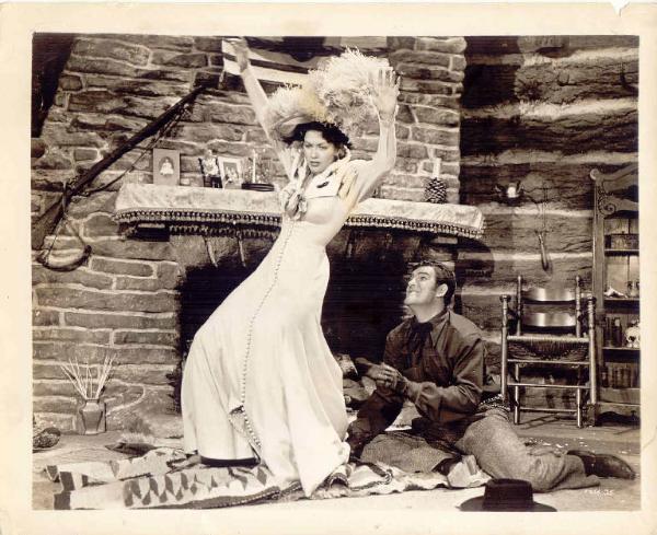 Scena del film "La fiamma dell'ovest" - regia Charles Lamont - 1945 - attori Yvonne De Caro e Rod Cameron
Frontier Gal
