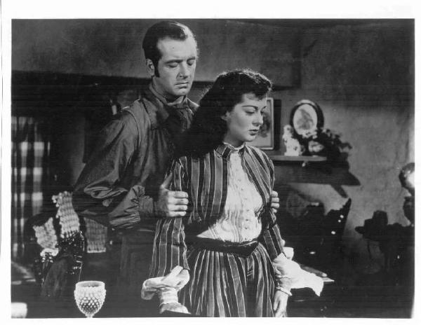 Scena del film "El Paso" - regia Lewis R. Foster - 1949 - attori John Payne e Gail Russell