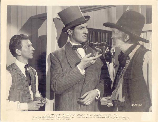 Scena del film "Colpo di scena a Cactus Creek" - regia Charles Lamont - 1950 - attori Walter Brennan, Vincent Price e Donald O'Connor