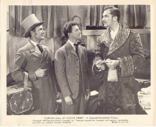 Scena del film "Colpo di scena a Cactus Creek" - regia Charles Lamont - 1950 - attori Walter Brennan, Vincent Price e Donald O'Connor