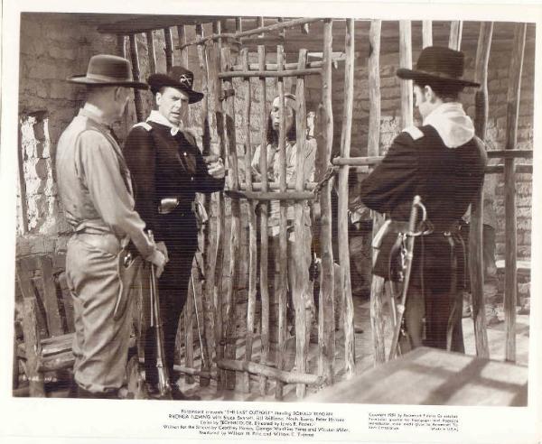 Scena del film "L'assedio di Fort Point" (The Last Outpost) - regia Lewis R. Foster - 1951 - attore Ronald Regan