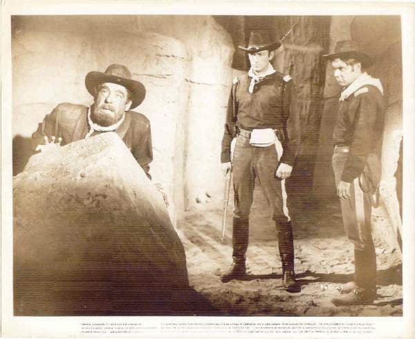Scena del film "L'avamposto degli uomini perduti" - regia Gordon Douglas - 1951- attori Gregory Peck e Lon Chaney Jr.