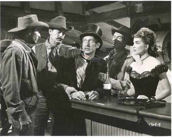 Scena del film "Il diario di un condannato" - regia Raoul Walsh - 1953 - attori Julie Adams e Frank Ferguson
